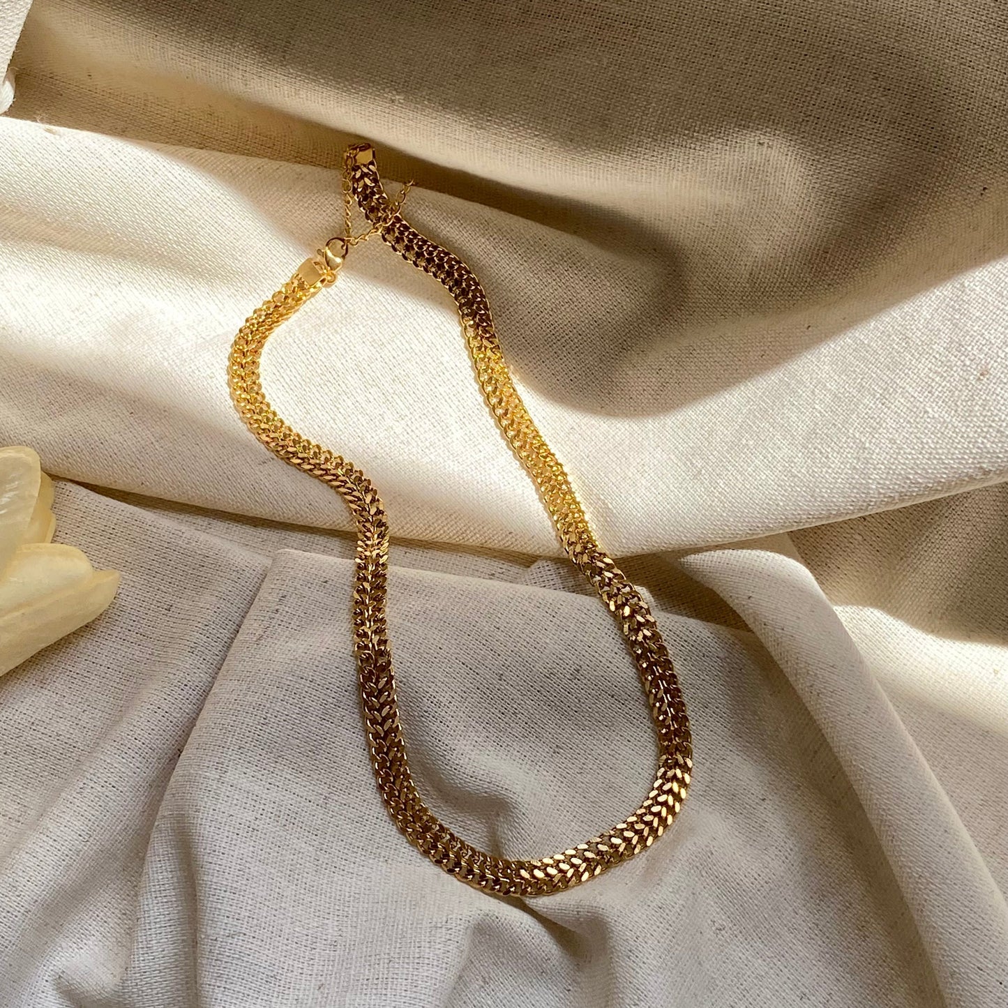 قلادة متعرجة