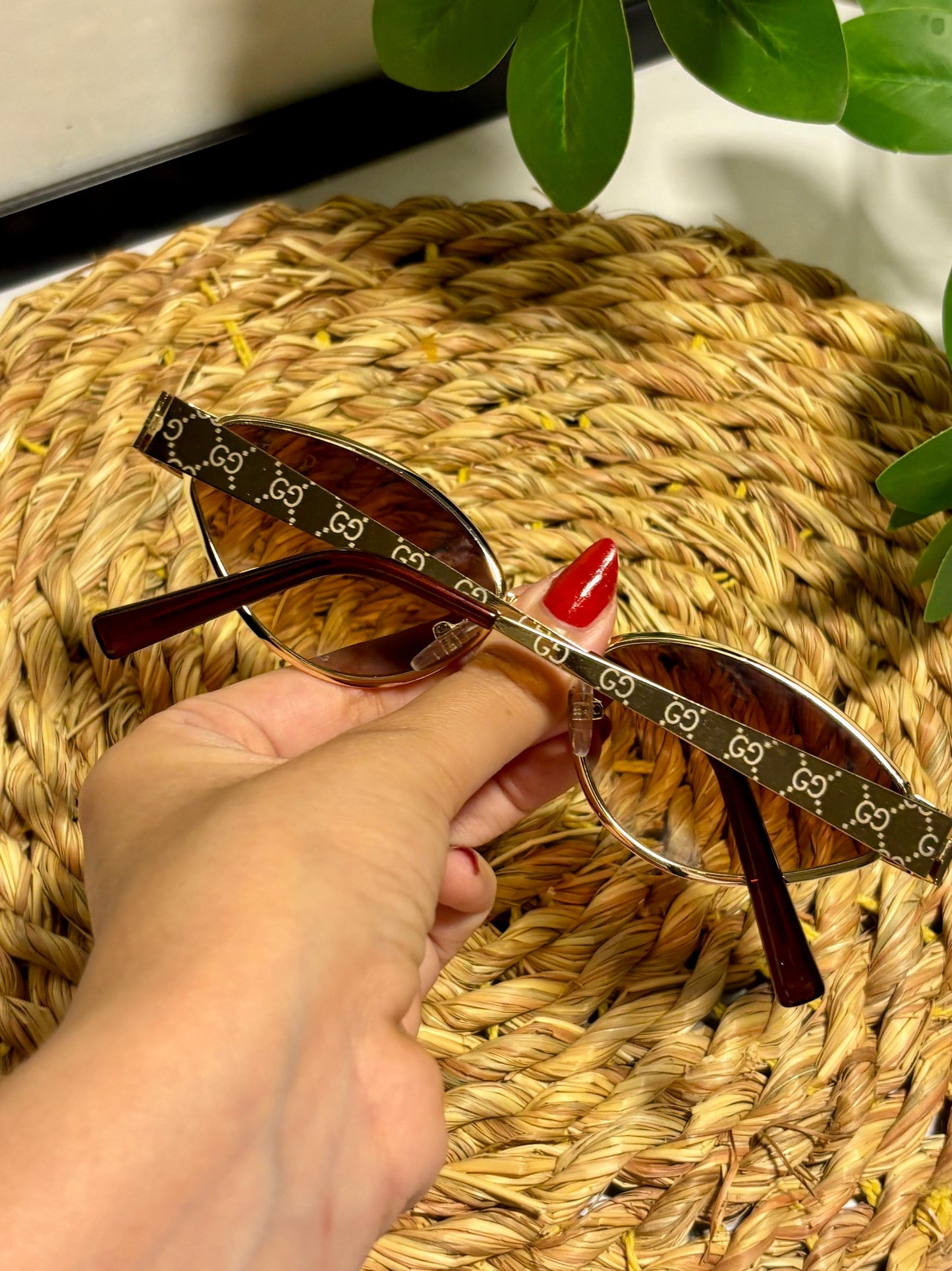 Retro oval sunglasses