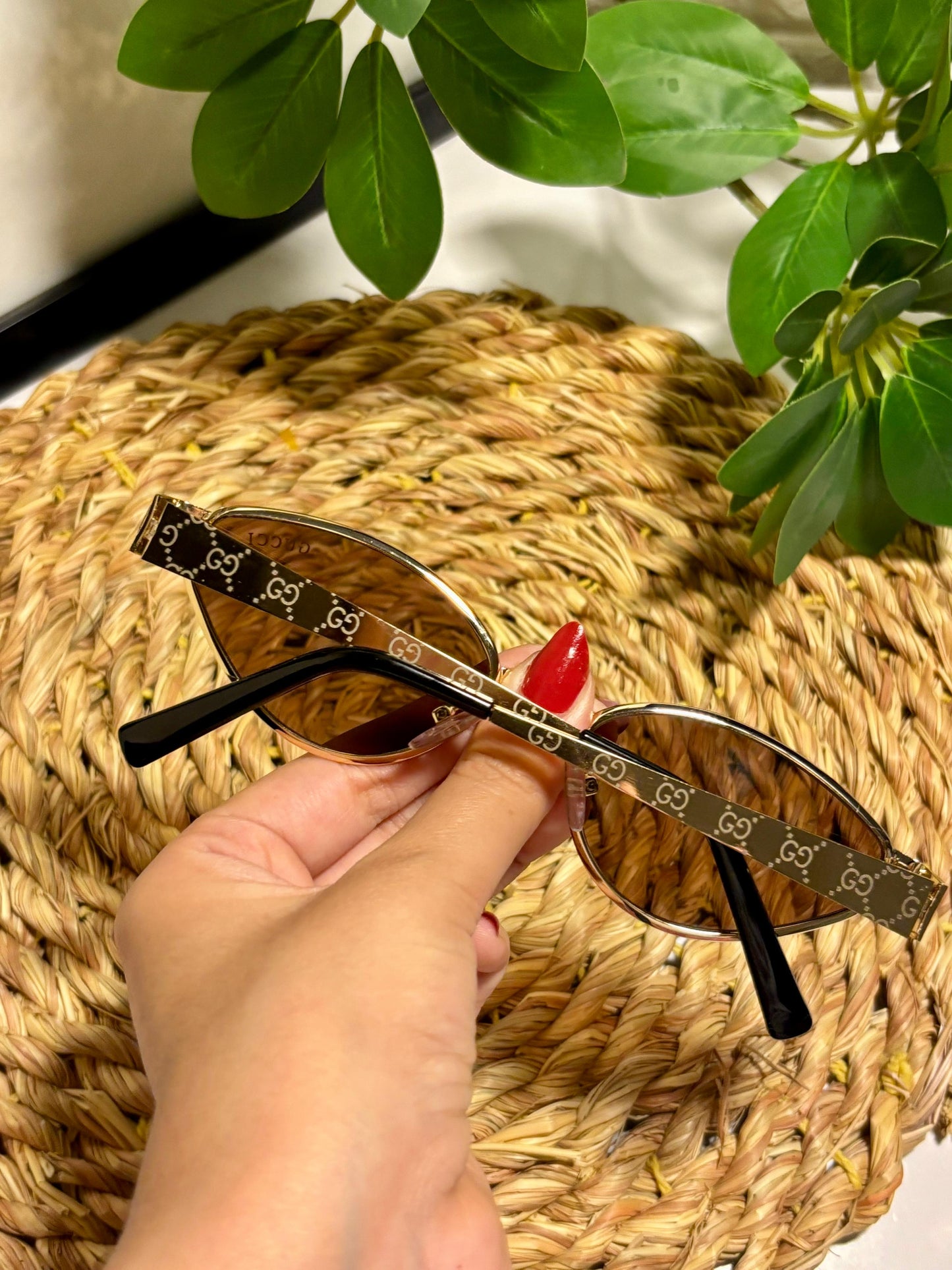 Retro oval sunglasses