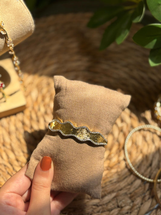 Wavy bangle