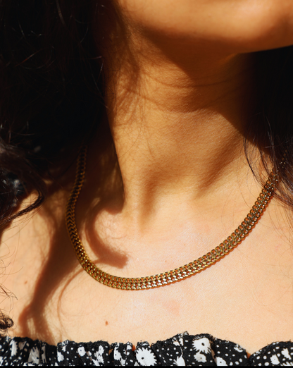 قلادة متعرجة