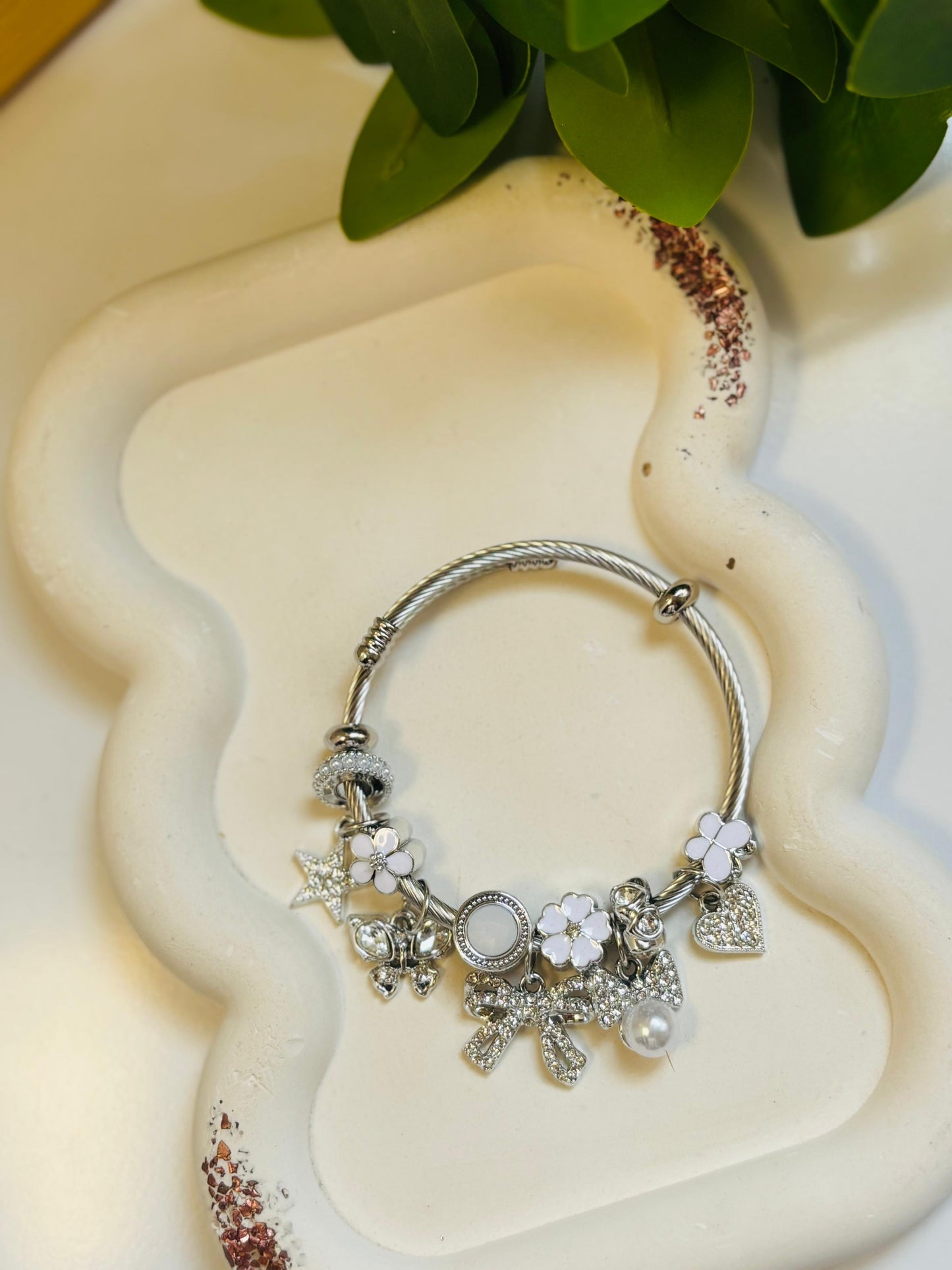 Zircon bow bangle